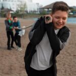 Morte de ativista LGBTQ+ na Rússia levanta questões sobre repressão e condições de detenção após acusação de extremismo