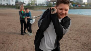 Morte de ativista LGBTQ+ na Rússia levanta questões sobre repressão e condições de detenção após acusação de extremismo
