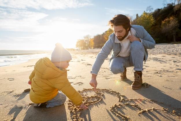 Ricky Martin e os Filhos: Como a Paternidade e a Co-parentalidade Definem Momentos de Felicidade em Família na Praia