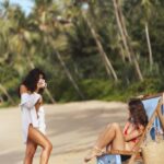 "Anitta e Bruna Griphao: O que a amizade das estrelas revela sobre o Réveillon em Pernambuco?"