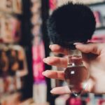 "Os Perfumes Favoritos de Ariana Grande: O Que Eles Revelam Sobre Seu Estilo e Identidade"