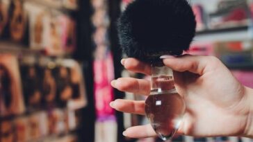 "Os Perfumes Favoritos de Ariana Grande: O Que Eles Revelam Sobre Seu Estilo e Identidade"