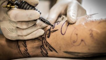 "Como uma Tatuagem Inusitada Está Transformando a Vida de uma Drag Queen do 'Drag Race Philippines' em Motorista"