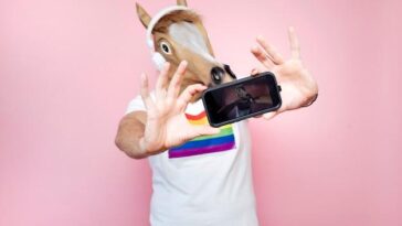 "2024: Como a Comunidade Sapphic Transformou a Cultura Pop e Celebrou sua Visibilidade em Momentos Icônicos"