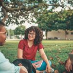 "Universidades Americanas Investem Milhares em Shows de Drag: Uma Análise do Crescente Reconhecimento da Cultura LGBTQ+ no Ambiente Acadêmico"