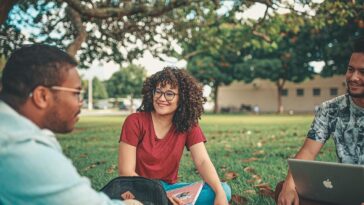 "Universidades Americanas Investem Milhares em Shows de Drag: Uma Análise do Crescente Reconhecimento da Cultura LGBTQ+ no Ambiente Acadêmico"