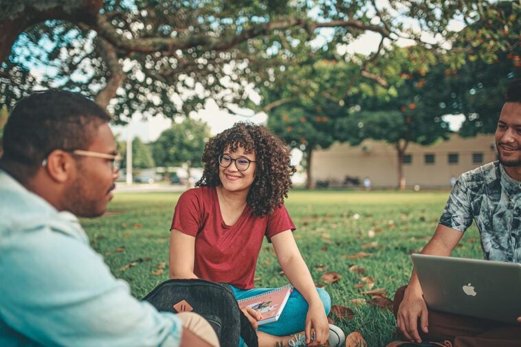 "Universidades Americanas Investem Milhares em Shows de Drag: Uma Análise do Crescente Reconhecimento da Cultura LGBTQ+ no Ambiente Acadêmico"