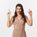 "Eiza González e o Renascimento do Vintage: Como Seu Look nos Golden Globes 2025 Reflete uma Tendência Atemporal"