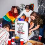 "Incidente em Bar de Jakarta Levanta Questões sobre Liberdade e Preconceito na Comunidade LGBT"