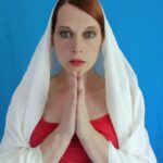 "Madonna Exibe Anel em Nova Foto: Sinais de Noivado ou Apenas Especulação?"