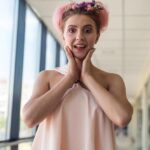 "Ausências Estratégicas no Golden Globe 2025: O Que a Falta de Ariana Grande e Ethan Slater Revela Sobre o Casal?"