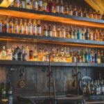 "Polêmica em Jakarta: Moradores Fecham Bar Acusado de Promover Atividades LGBT em Meio a Tensão Cultural"