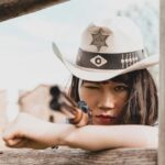 "A Cowboy Hat: A Complexa História Cultural que Transcende Fronteiras e Desafia Estereótipos nos EUA"