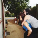 "Casal LGBT em York enfrenta onda de abusos homofóbicos e se vê forçado a abandonar lar: uma investigação sobre a intolerância na comunidade"