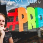 "Intolerância em Vedano Olona: A Coragem de um Barista que Transformou Ofensas em Luta pela Igualdade"