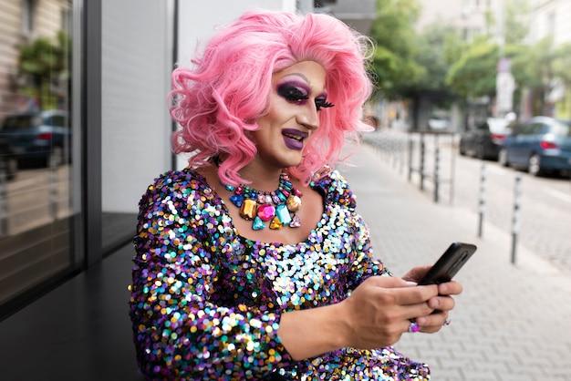 "Fãs de The Vivienne pedem resposta de RuPaul após polêmica envolvendo Tyra Sanchez e comentários desrespeitosos"