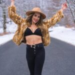"Viagem de Anitta à Suíça: O que as fotos revelam sobre sua vida pessoal e os rumores nas redes sociais"