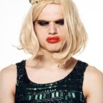 "Taylor Swift é eleita a maior artista do século 21 pela Billboard: o que isso revela sobre o impacto da música pop contemporânea?"