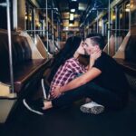 "Homofobia em Viagem: Casal Denuncia Ataque Verbal em Ônibus e Busca Justiça em Meio a Crise Emocional"