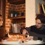 "Como 'Eat the Night' Explora a Conexão Entre Mundos Virtuais e Realidades Criminosas na Juventude Contemporânea"