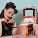 "Ariana Grande e o Glamour de Audrey Hepburn: O Que Revela Sua Escolha de Vestuário no Golden Globe 2025?"