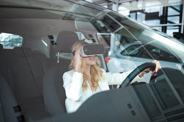 "Inovações Automotivas da CES 2025: Como Hologramas e Inteligência Artificial Estão Transformando a Experiência de Conduzir"