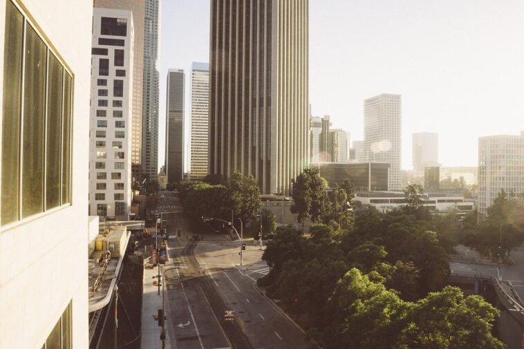 "Incêndios Florestais em Los Angeles: Celebridades Evacuam e Comunidade Enfrenta Desafios em Meio à Tragédia"