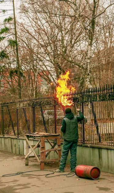 "Incêndios Florestais em Los Angeles: A Devastação que Afeta Celebridades e Comunidades em Meio a um Estado de Emergência"