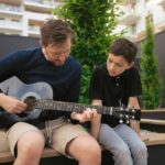 "Relações Famílias em Crise: Revelações de Eric Martin Sobre o Distanciamento de Ricky Martin com o Pai"