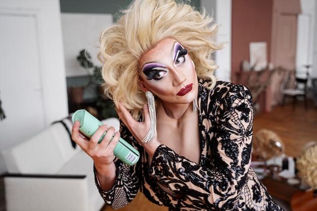 "Como Hormona Lisa, a nova estrela de RuPaul's Drag Race, transforma tragédias em arte e representação na comunidade LGBT"