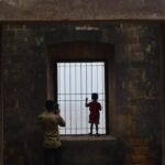 "Como a série 'Black Warrant' revela os desafios e dilemas éticos enfrentados por carcereiros na infame prisão de Tihar"
