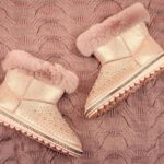 "Como Rihanna Reinventa o Estilo com Uggs Tasman: A Nova Tendência do Inverno 2025 que Está Transformando a Moda" 12 "Como Rihanna Reinventa o Estilo com Uggs Tasman: A Nova Tendência do Inverno 2025 que Está Transformando a Moda"