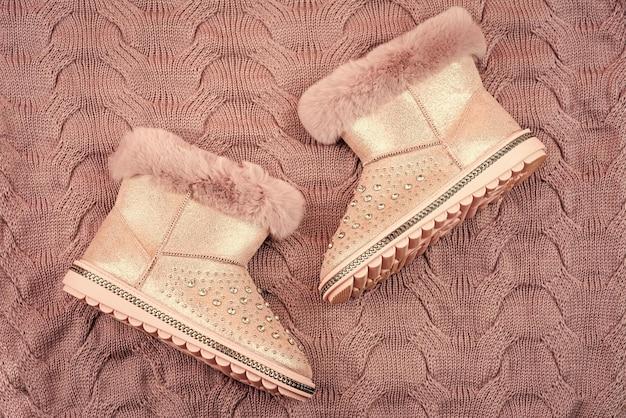 "Como Rihanna Reinventa o Estilo com Uggs Tasman: A Nova Tendência do Inverno 2025 que Está Transformando a Moda"