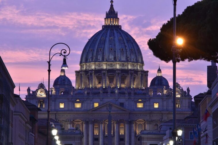 Vaticano Revoga Diretrizes Antigas e Permite que Homens Gays Se Tornem Padres: O Que Isso Significa para a Comunidade LGBTQIA+ e a Igreja Católica?