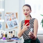 "Como Influenciadores Digitais Estão Transformando o Mercado de Fragrâncias: Uma Análise do Impacto e Desafios no Setor"