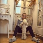 "Chinelos: A Nova Tendência de Moda que Transforma Conforto em Estilo nas Ruas de Nova York"