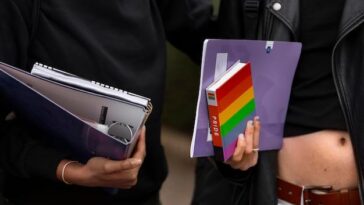 "Saída de Idan Roll do Yesh Atid e seu novo livro geram polêmica sobre a aceitação LGBTQ+ na política israelense"