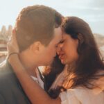 "Beijo entre ex-estrelas do Disney Channel gera debate sobre representatividade e aceitação LGBTQ+"