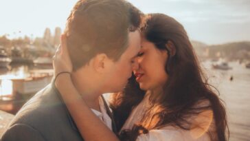 "Beijo entre ex-estrelas do Disney Channel gera debate sobre representatividade e aceitação LGBTQ+"
