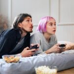 Ariana Grande e o fenômeno de "Love Is Blind": O que a série revela sobre o amor na era das redes sociais?