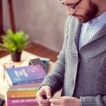 "Transição na Gay's The Word: O que a aposentadoria de Jim MacSweeney revela sobre o futuro das livrarias LGBT no Reino Unido?"