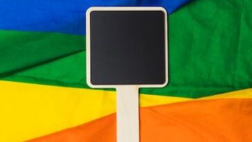 "Desinformação e Reações: O Caso da Bandeira LGBTIQ+ e a Polêmica na Pontificia Universidade Católica do Peru"