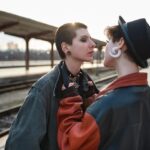 "Orville Peck na Broadway: O que a estreia do cantor no papel do Emcee revela sobre a evolução da representação LGBTQ+ no teatro?"
