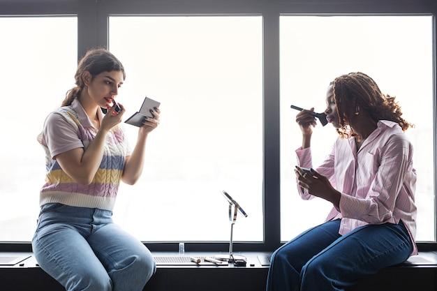 "Desvendando o Impacto do Evento 'Womxn in Business': Como a Comunidade LGBTQ+ Está Transformando o Empreendedorismo em Aspen"