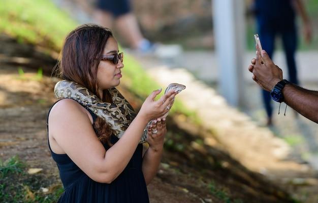 "Controvérsia nos Ensaios de Anitta em Salvador: Fãs Reagem à Ausência de Ivete Sangalo e Escolha de Convidados"