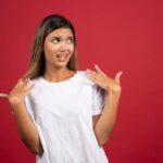 "Interação Inusitada: Anitta Surpreende Fã em Show com Comentário Humorístico e Presente Inesperado"