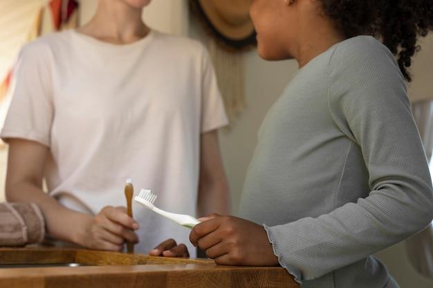 "Amizades Femininas: Como Relações de Apoio Transformam Vidas e Desafiam Estereótipos na Sociedade Atual"