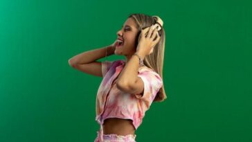 "A Reação de Ariana Grande à Performance de Carrie Underwood na Posse de Trump: Um Estudo sobre Celebridades e Política"