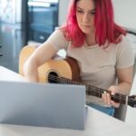 "Como Addison Rae Transformou Sua Carreira de Influenciadora em Ícone Pop: Uma Análise da Evolução Musical e Cultural"