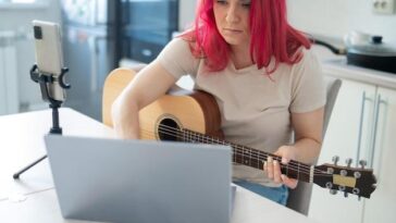 "Como Addison Rae Transformou Sua Carreira de Influenciadora em Ícone Pop: Uma Análise da Evolução Musical e Cultural"